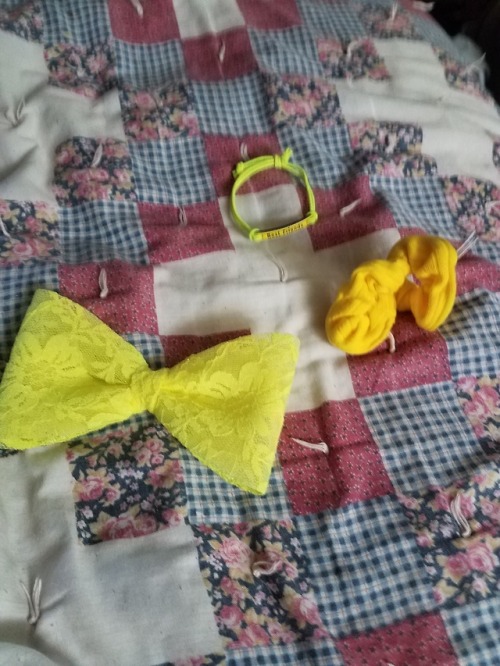 Pictured: A yellow lacy hair bow, gift from the group’s Veronica. A yellow Best Friends bracelet, gi
