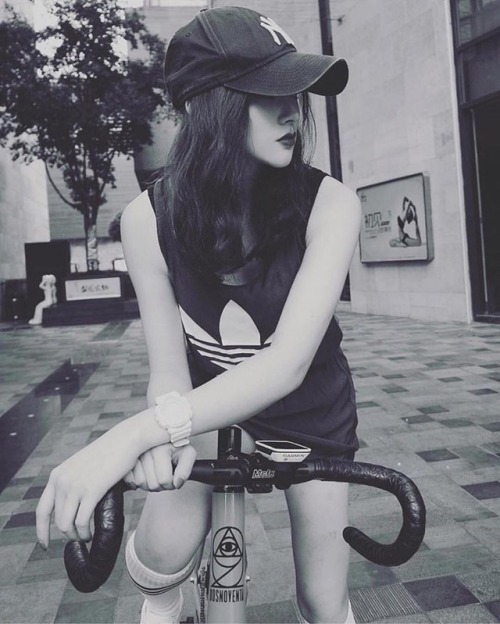 fixiegirls: Repost from @ulaclock Love black and white photo especially with @jenniferhurricane and 