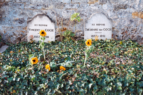 entremesyeuxetlemonde:Tombes de Vincent et Théodore Van Gogh, cimetière d’Auvers sur Oise, scan de n