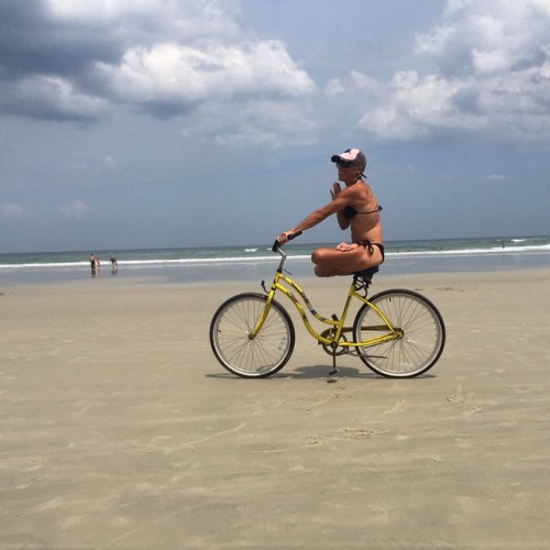 naturalobs3ssion: #beachbikeyoga …3rd of the series…#padmasana #lotus #lotuspose #bikelotus #lotuson