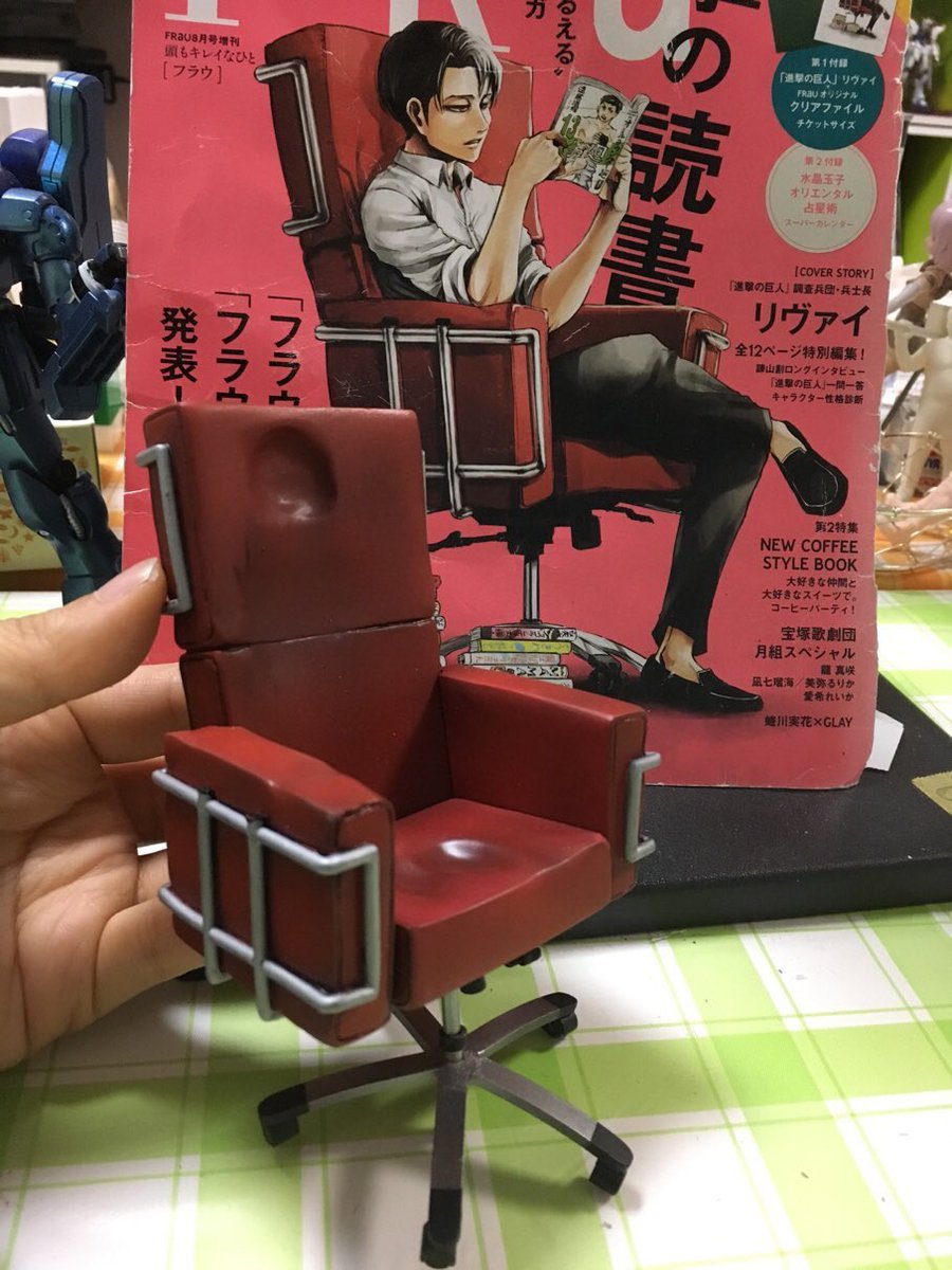 Hobby sculptor Chikashi shares her incredible rendition of Levi in the red chair,
