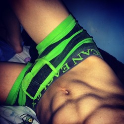 rthomas-08:  Nom dem abs #gay #gayboy #abs