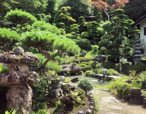 ＼おにわさん更新情報／ ‪[ 長野県諏訪市 ] 茶庭亀石庭園 Cha-tei Kameishi Garden, Suwa, Nagano の写真・記事を更新しました。 ーーこの地で採れる神宮寺石の巨石