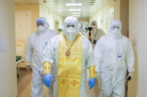 Metropolitan Georgy of Nizhny Novgorod and Arzamas visiting the Bor’s hospital COVID-19 ward, on Nov