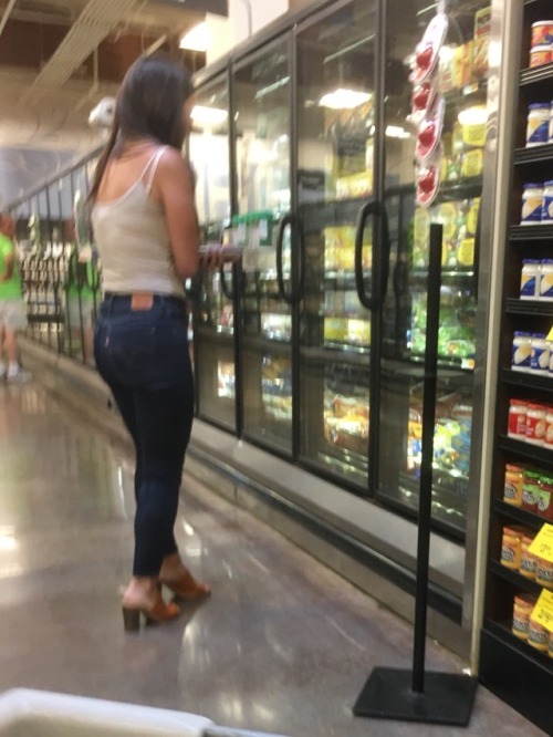 duncansteele69: Another grocery store hottie! Her ass looked so good in this jeans. I just couldn’t 