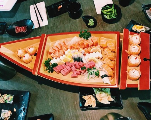 Fresh off the boat ♥️ #timeatstheworld #noms (at Osaka Sushi)