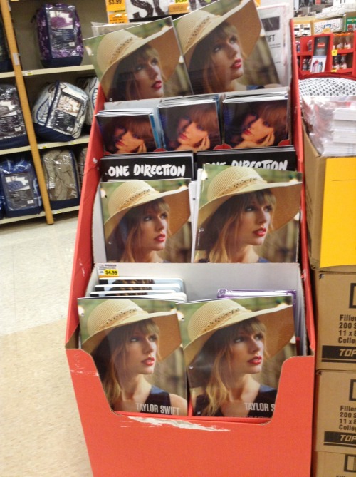 sparksflyswifties: One Direction and Justin Bieber don’t even compare.