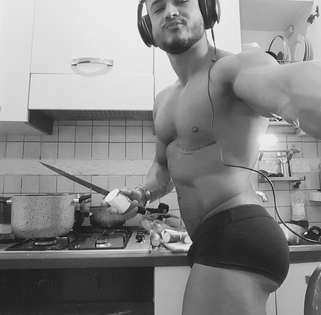 brolovetimes:  What’s cooking 🍳 🔥🍑🎂👅☕️