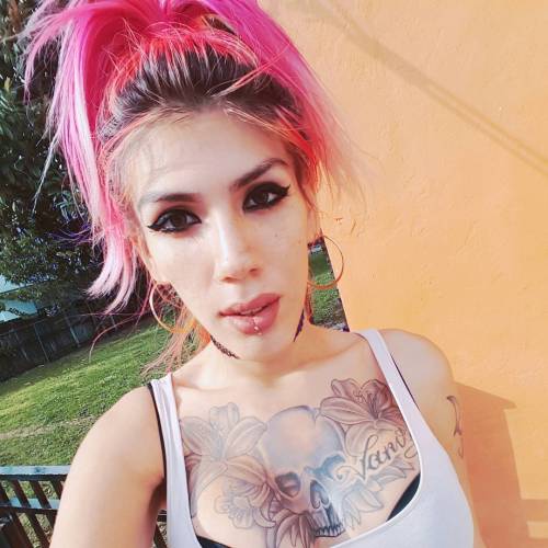 Just a week out of surgery and I feel great! #NoFilter #GirlsWithPiercings #GirlsWithTattoos #FeelingGood #Sexy #PrettyInPink #AlternativeGirl #Tattoo #SexySelfie #Lips #KatVonD #Lolita (at Downtown Hollywood, FL)  