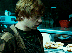 trnzlore:  Rupert Grint in every Harry Potter movie.  emma watson [x] daniel radcliffe