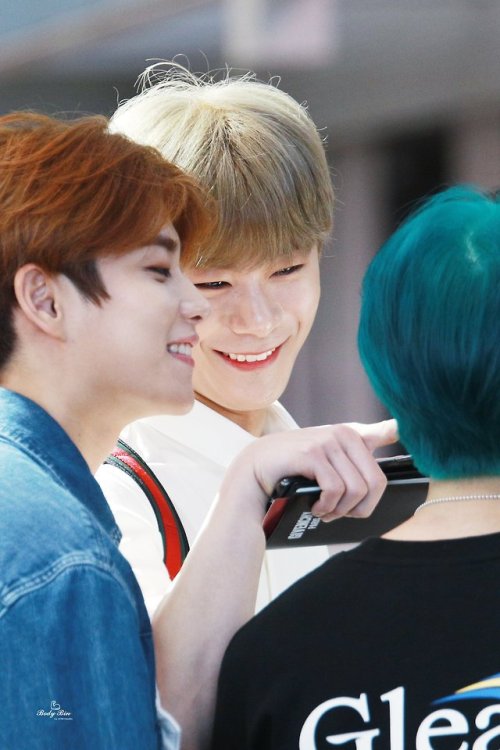 shinigamibutterfly:My favorite photo set from the reveal of blue/green Jinjin. They look so amused b