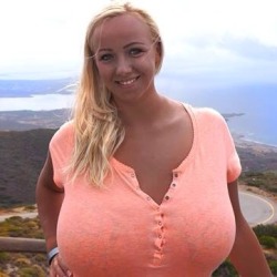cleavagetweet:  Shirt busting cleavage from