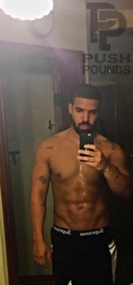 sexymalesdaily:  Drake