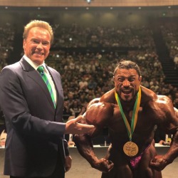 Arnold Schwarzenegger & Roelly Winklaar - Arnold congratulating