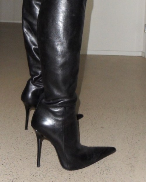 highbootsfanclub: High boots fan club