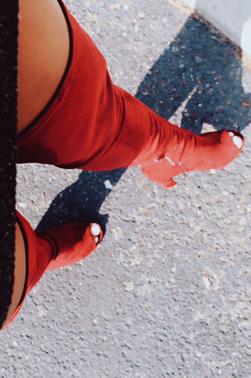 madredenutrias:blackfashion:Thigh highs and smiles. Xoxoyingyang.tumblr.comIg; hailblvckI want these