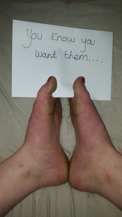 footprincess2505: You know you want them… #feet #sexy #soles #toes #red
