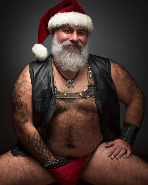 lisuphotography: Wanna come sit on Santa’s lap? #leatherbear #leathersanta #gaysanta #beardedm