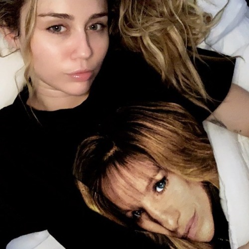 mileycyrusdaily: mileycyrus: @barbrastreisand
