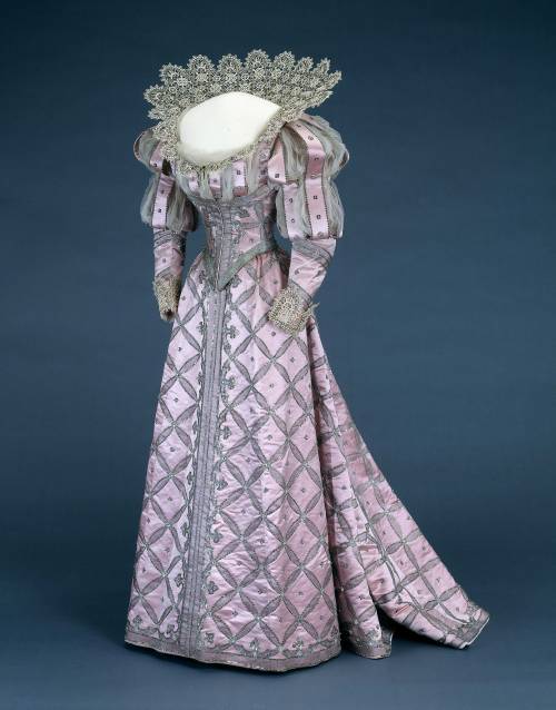 Queen Maud + pinkOf the wardrobe today in The National Museum in Oslo, a predominantely large part o