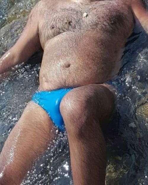 Amazing speedo dad . . . . . . #beardmunchersubmission #bearsinspeedos #bearsofinstagram #bearscruff