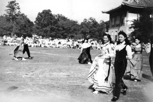 orientallyyours:金陵女子大学 Jinling Women’s College’s dance on May 29, 1948 in Nanjing. Also 
