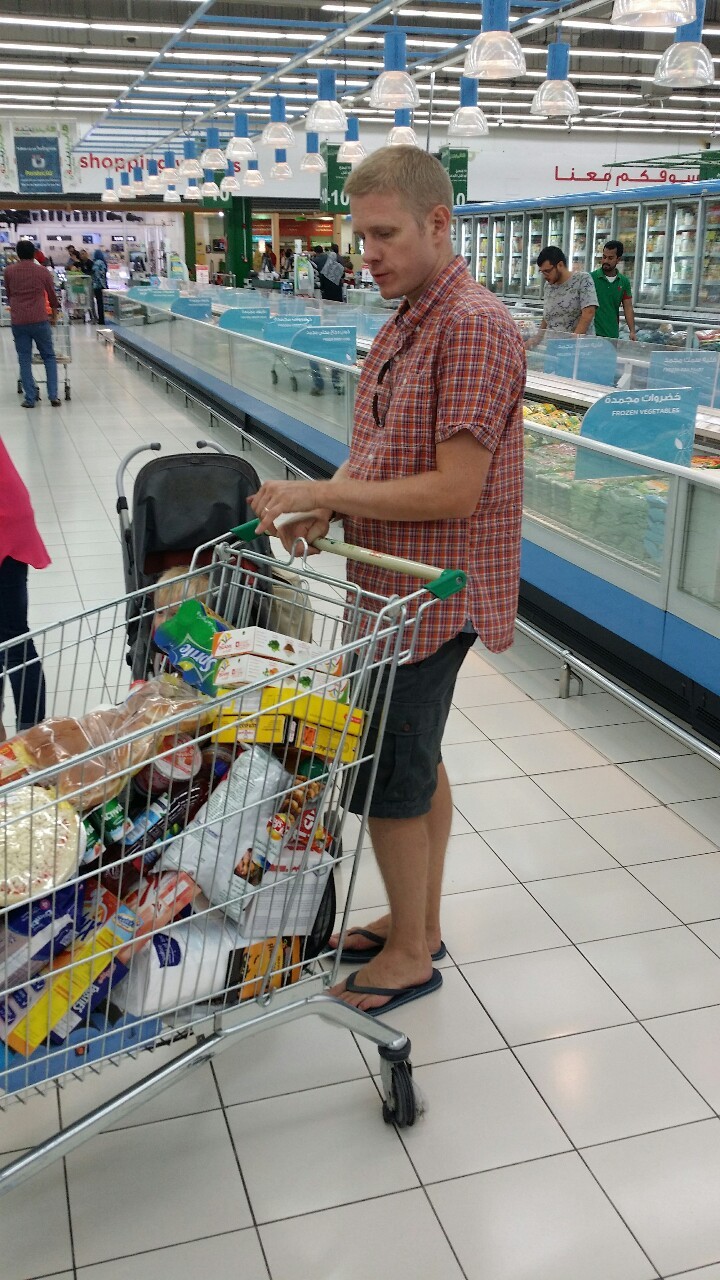 fuckyeahcandidmalefeet:  Dilf with really nice feet 😍