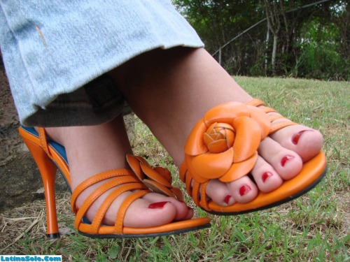 notbutterguy:  perfecttoesandsoles:  😍Elis😍  wow, what can i say firstly love the orange spikey sandals, love sling backs showing heels when nice great toes and soles too really nice shots here 