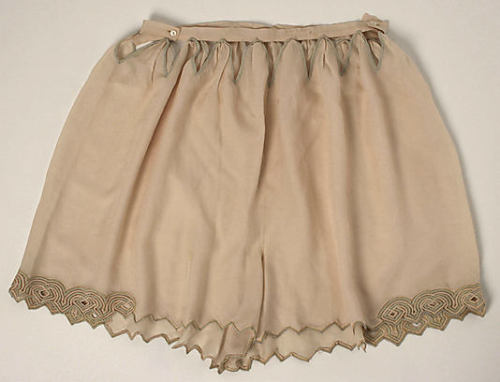 omgthatdress:  Drawers 1928 The Metropolitan Museum of Art Not every outfit was worn with a teddy.  Underpants such as these were also popular when worn with brassieres. 