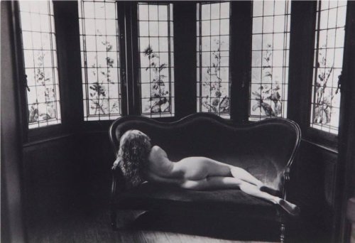 fleurexquiseducorpsadore:    Edouard Boubat, Nu à la véranda, Ribérac, 1992  