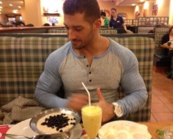 exclusivekiks:  Hot bodybuilder 