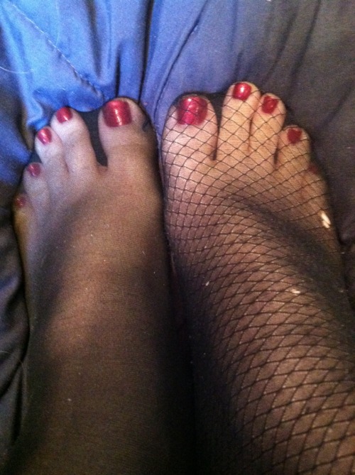 gotoecrazy: kissabletoes: I love how red my nails look under these black nylons! Love, love red toen
