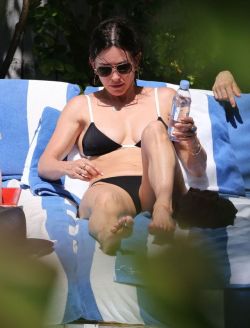 celebs-plus:  Hot Cougar Poolside