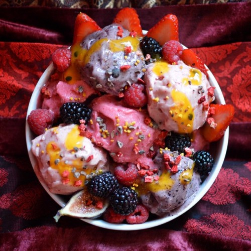 rawberry-fields:  Blueberry, strawberry 🍓and raspberry nicecream with mango and passionfruit purée, cacao nibs and blackberries and a lonely baby fig 🍌🍌 😘😘💕 (at 🌺 www.rawberryfields.co.uk 🌺)