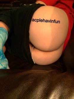 acplehavinfun:  acplehavinfun  Who wants to pull her plug and give her a plug of your own? 