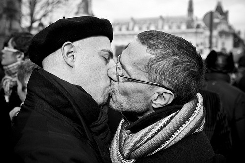 zingwong:  Fuck the homophobes! Let’s kiss in Paris! Geifobis deço kazzo! Suukkiamo neça Parisa! Photographer / Fotisto: Philippe Leroyer 