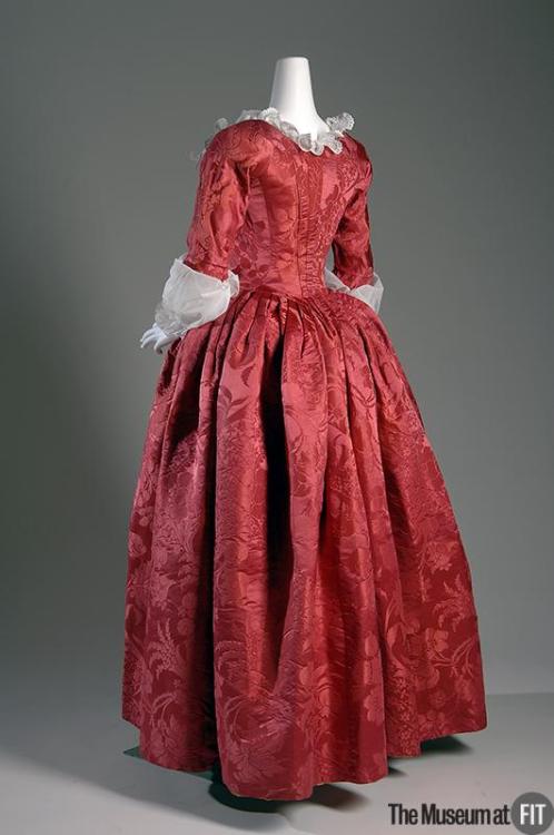 history-of-fashion:ab. 1775 Robe à l'anglaise (England)red silk damask(Museum at the Fashion Institu