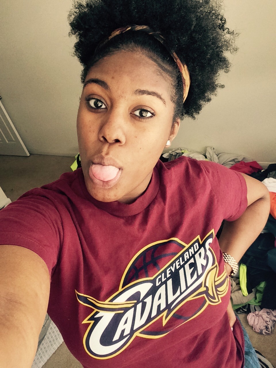 lipstickfein:  Melanin all types of fleeky for Blackout. Selfies while folding clothes