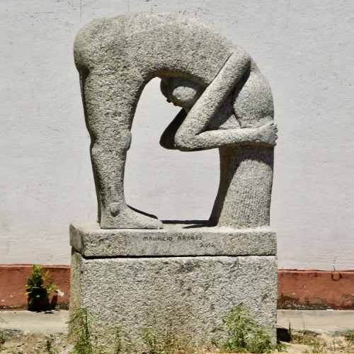 Escultura de uma mulher curvada de cabelos longos, Olinda, Pernambuco, 2019.