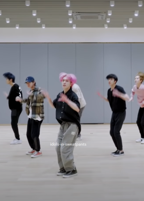  HENDERY - NCT U[ source: ‘Work It’ dance practice ] [ photo’s are mine. Please do not steal or repo