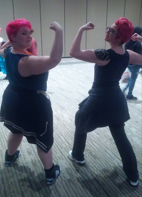 skuttzdoescosplay:  @amb0rg WHAT A GORGEOUS ZARYA~~~!!  I was so excited to flex with another glorious beefwaifu~!!<3 Thank you so much for such a fun photo op! :D  Hahaaaa!! X3 WHEN YOU HAVE A SHIT DAY AND YOU GET ONLINE AND YOUR FAVE ZARYA BLOG REBLO