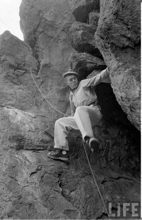 Rock climbing in Yakima(Nat Farbman. 1956)