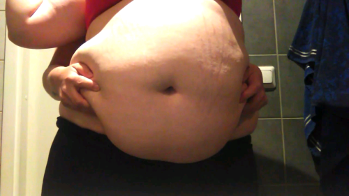 pudgebelly:  This babe just weighed in at 261 yesterday–guess it’s safe to say she’s enjoying all the Finnish treats she’s been getting huh? Her belly was so full and round I just had to get that on video… Let’s see if we can add a couple