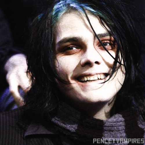 penceyvampires:  Gerard Way + Turquoise roots [ x ] 