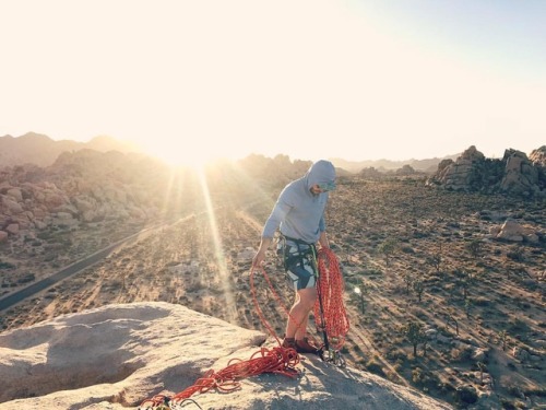 Good to be back in the desert climbing big rocks with @erclimber #joshuatree #rockclimbing #californ