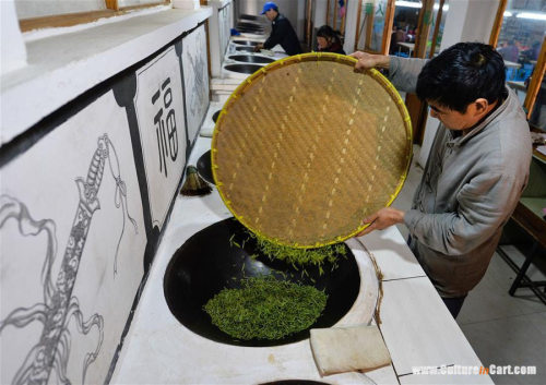 Ancient Making Technique Of Chinese Tea BiluochunYan Jielong dries baked Biluochun tea in Dongshan t