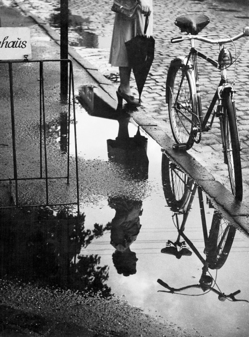 greeneyes55:  Street scene 1940s Photo: Anonymous