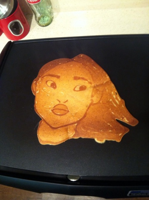 whynotelsanna:   griddlemethis:  Pancake with all the colors of the wind.  i can’t even make a circular pancake what is this 