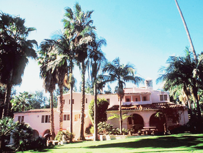 hollywoodlady:    Jayne Mansfield’s Pink Palace   In November 1957, shortly before