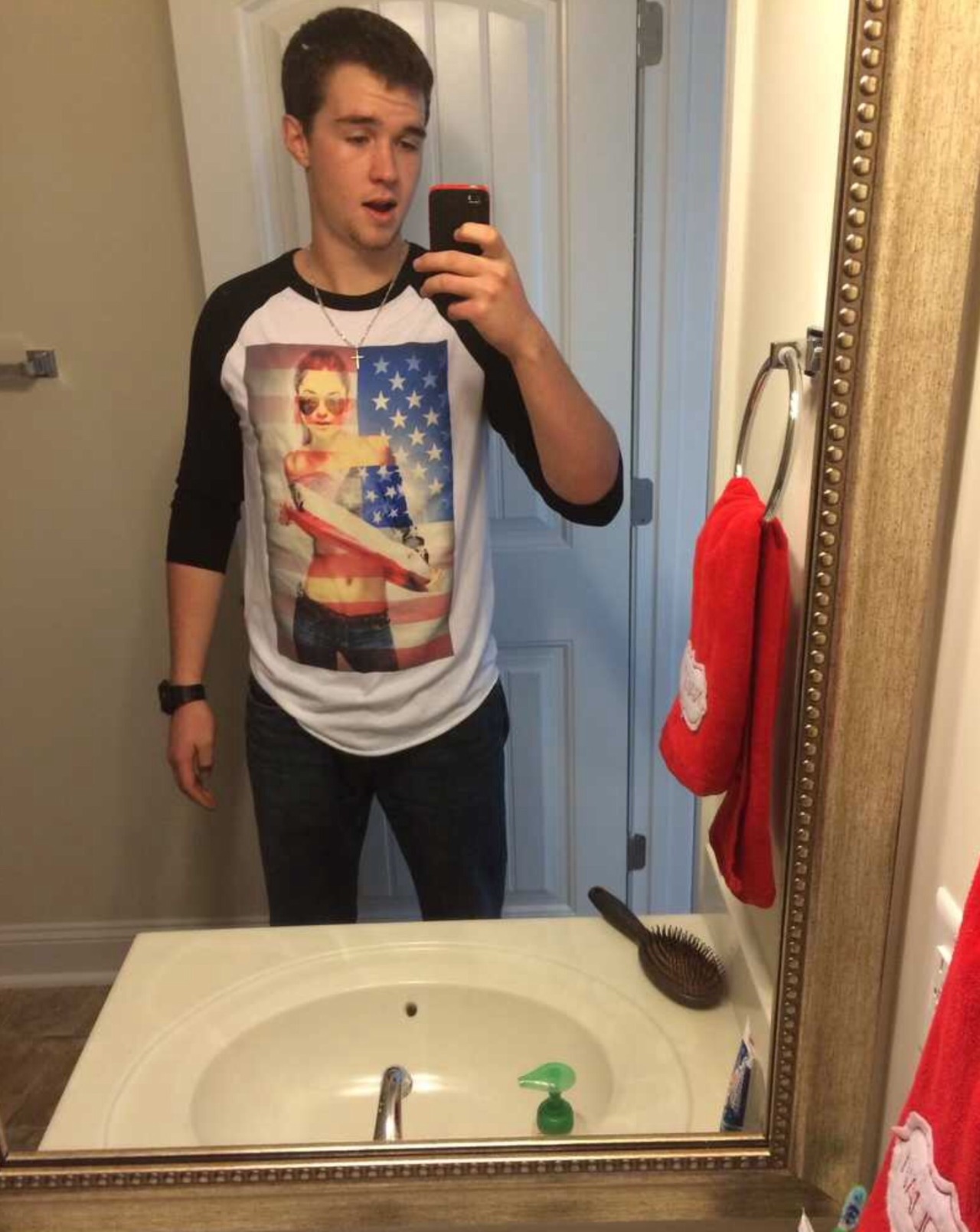 sextinguys:  This 19yo is 6′1″ athletic, and loves to sext. He was not afraid